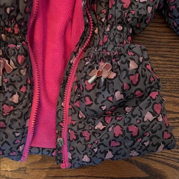 Good🎉condition:  Pink and Black Heart Patterned Winter Jacket. size 5T - Picture 3 of 7